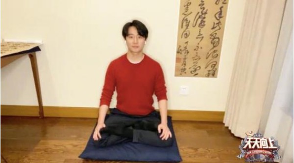 《天天向上》黄轩带大家“参观”书房，分享近期的宅家日常便是看书写字