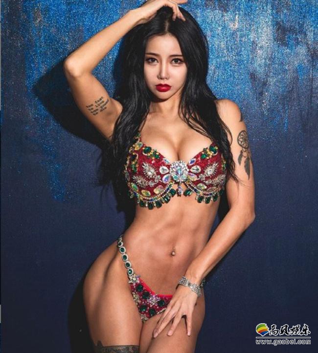 韩国女模特白成彗近日在SNS发布近照，展示常年运动练就的健美性感身材