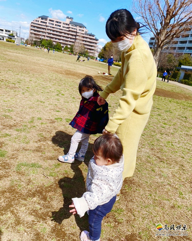 江宏杰晒出一家外出照片，福原爱牵着儿女，小小爱长高不少，弟弟会走路