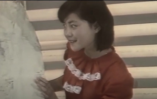 王菲37年前参加六一晚会视频曝光，14岁王菲担任领唱，一双大眼灵气十足