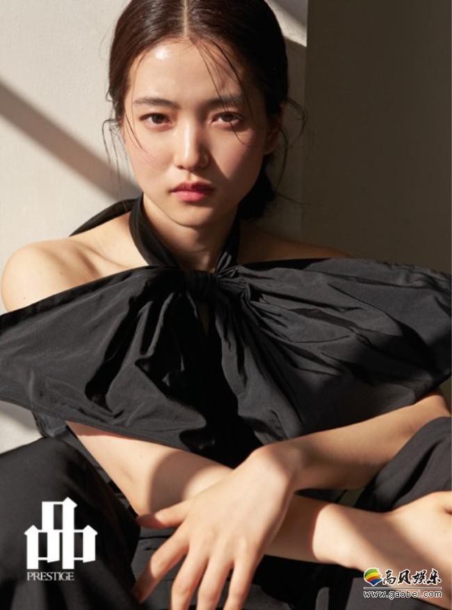 金泰梨近日受邀为某杂志最新一期拍摄一组写真，恬静风格衬托出不同气质
