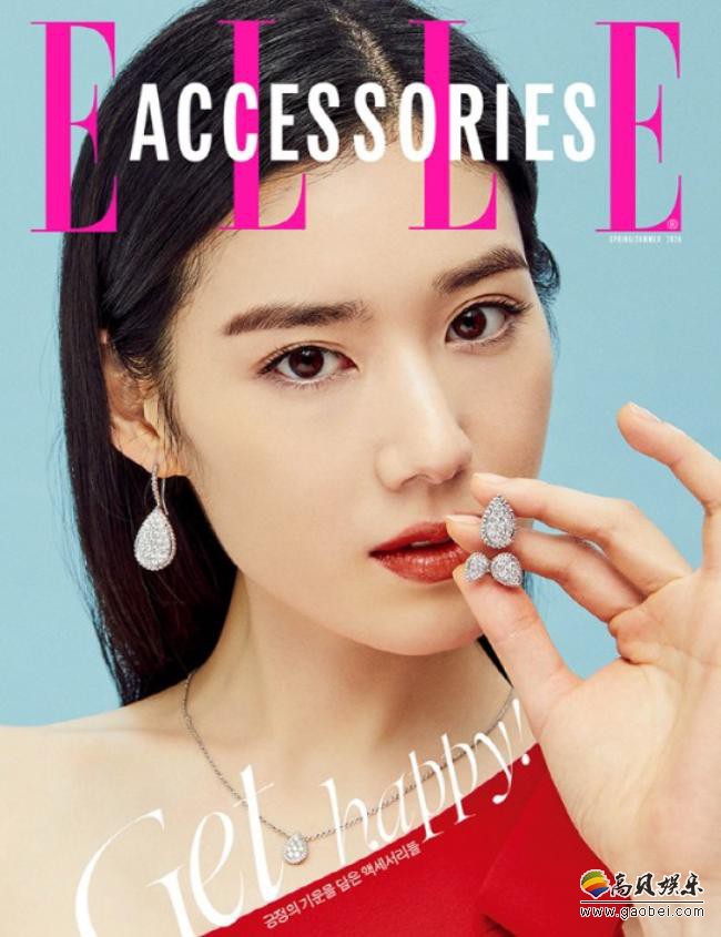 郑恩彩为某杂志最新一期拍摄一组写真照，展现出令人惊为天人的美艳容貌