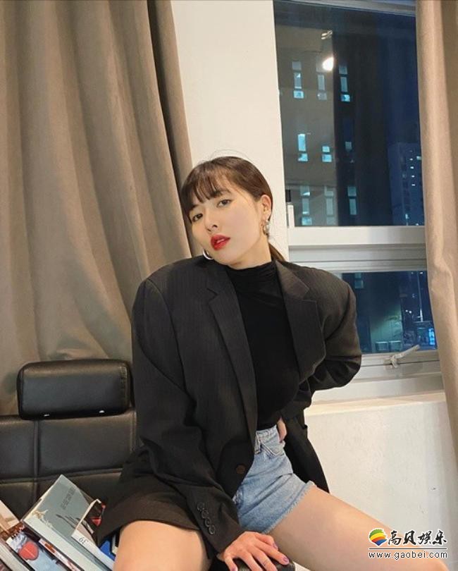 韩国女艺人泫雅社交网站发布近照，展现出干练时尚感和毫无赘肉苗条身材