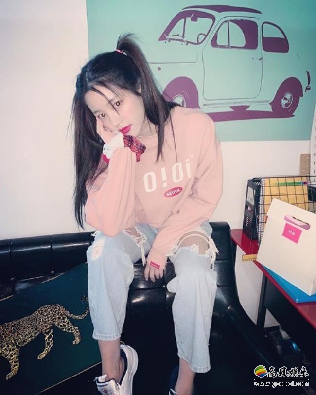 韩国女艺人李侑菲在社交网站发布近照！展现出年轻“古灵精怪”鬼马个性
