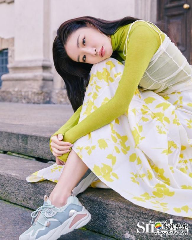韩国女艺人金请夏不久前飞往意大利，她在意大利米兰街头拍摄时装写真照