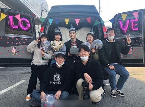 朴叙俊结束七个月《梨泰院Class》拍摄！他晒出杀青现场与工作人员合照