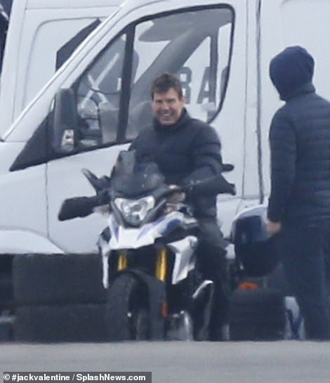 《碟中谍7》剧组英国复工，汤姆克鲁斯现场现身，进行摩托车上特技拍摄