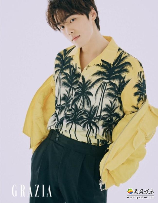 金正贤受邀为某杂志最新一期拍摄时装写真集，夏季休闲风格造型拿捏到位