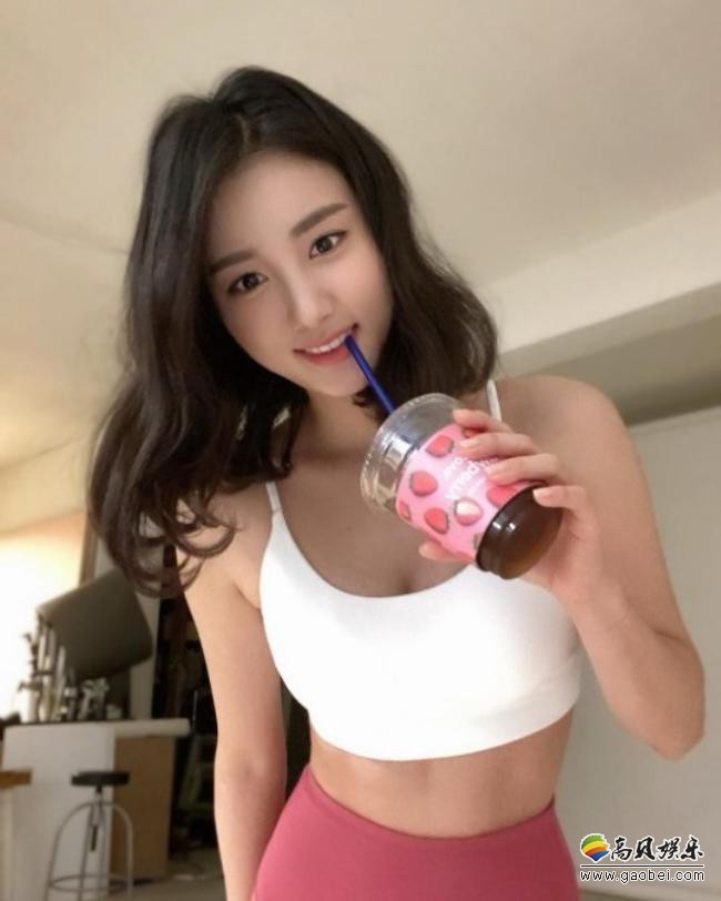 韩国女艺人申智秀在SNS发布一组近照，大秀性感火爆身材！吸引粉丝目光