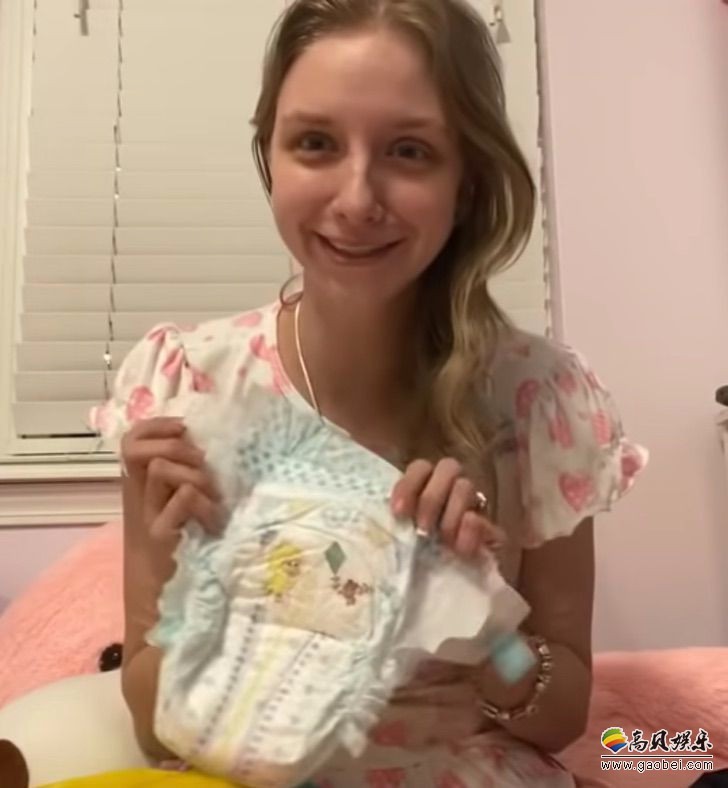 美国Paigey Miller“全职宝宝”每天穿着尿布，玩婴儿玩具，还睡婴儿床