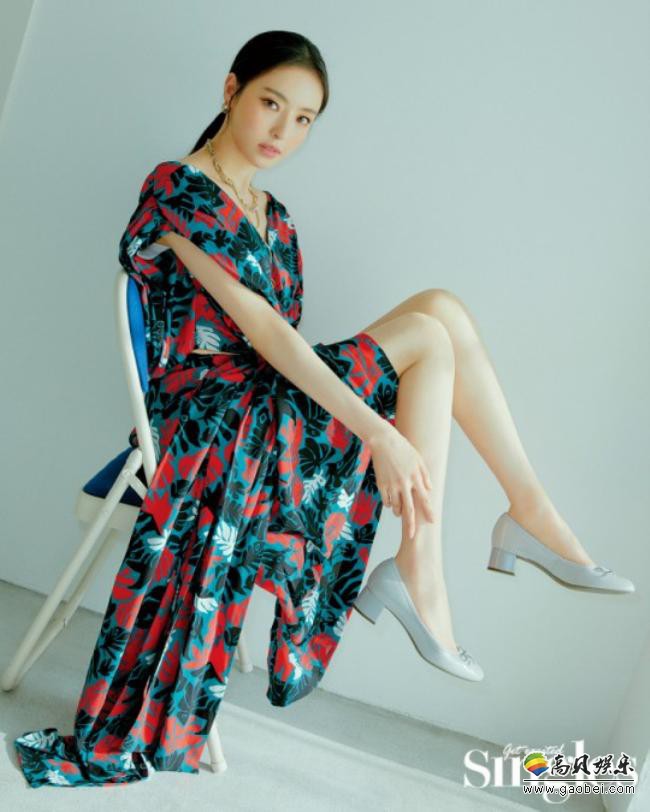李多喜为某杂志最新一期拍摄写真，凭借出众气质与高挑身材吸引粉丝目光