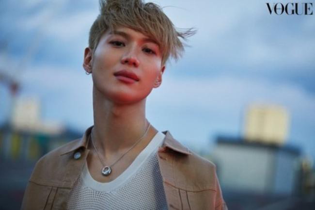 SHINee成员李泰民英国伦敦拍摄时装写真首次曝光，吸引广大粉丝们目光