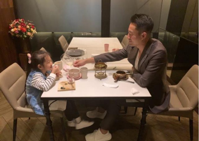 汪小菲晒出与女儿单独约会照“下午陪她爬山看蜥蜴，晚上我俩单独约会”
