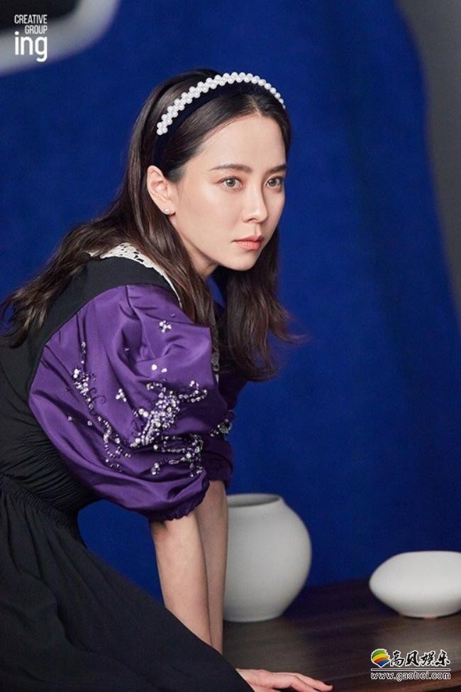 韩国女艺人宋智孝一组未公开杂志写真近日首次曝光，吸引了广大粉丝目光