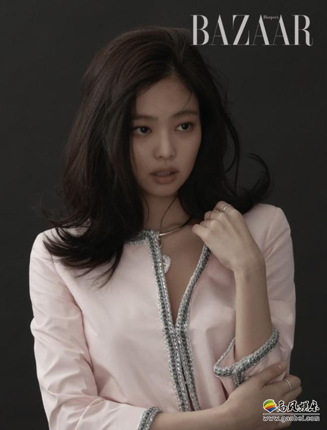 韩国女团BLACK PINK成员JENNIE最新杂志写真曝光，吸引了广大粉丝目光