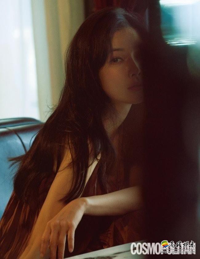韩国女艺人李宝英一组最新杂志写真近日在网上曝光，吸引了广大粉丝目光