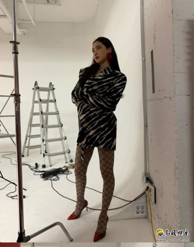 韩国女团A Pink孙娜恩发布她在杂志写真拍摄现场照片，吸引广大粉丝目光