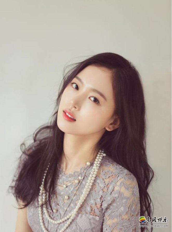 韩国女艺人姜汉娜为某杂志最新一期拍摄一组春装写真，映衬明媚春天气息