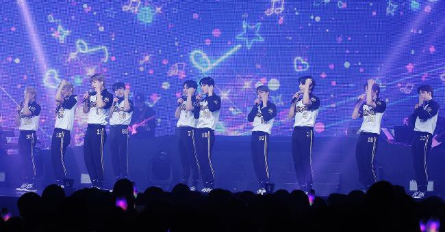 许多演唱会取消之际，除了在家追剧，现在还能在家看golden child演唱会