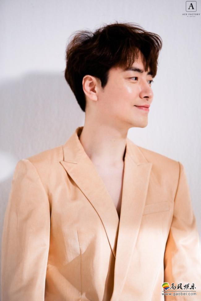 韩国艺人李俊赫一组未公开杂志写真近日首次曝光，吸引了众多粉丝们目光