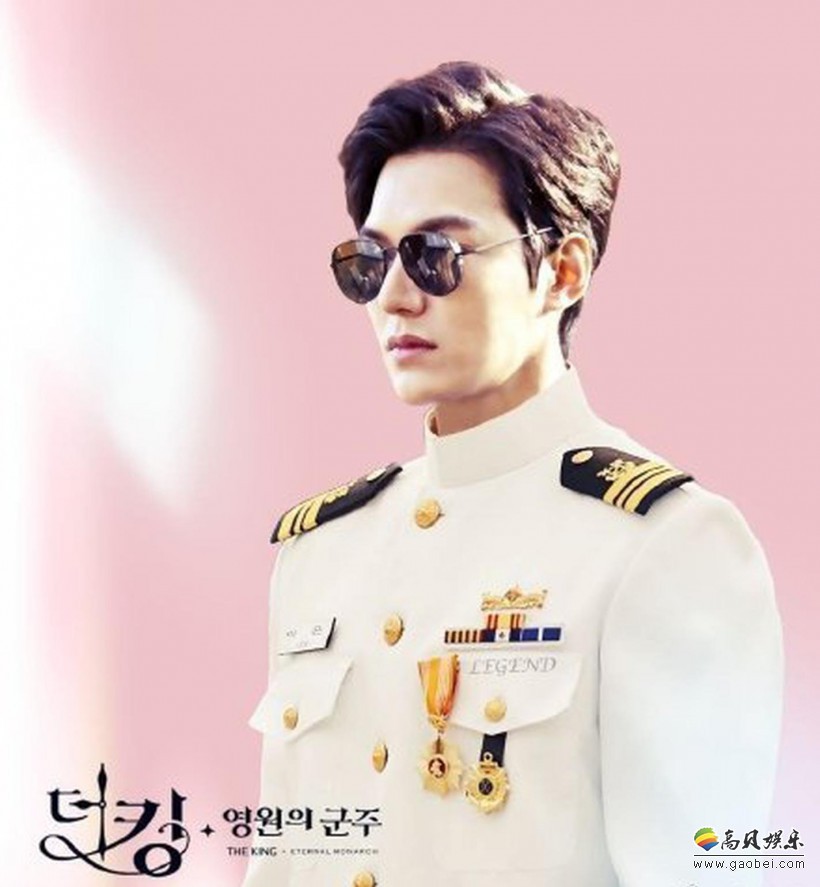 《theking永远的君主》最新路透曝光，李敏镐海军制服站在船上帅气有型