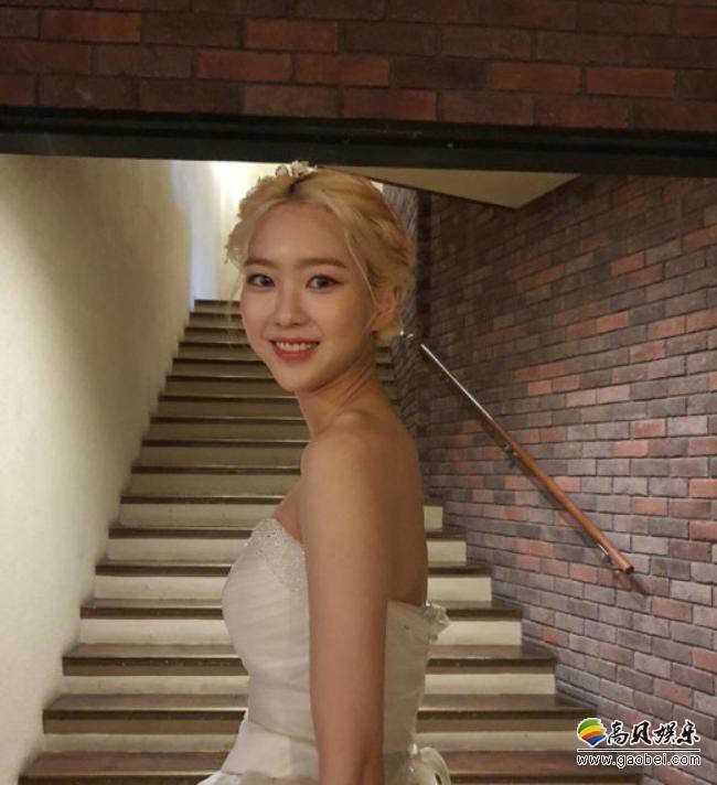 Oh My Girl成员金祉呼近日在社交网站以“White”为题发布了一组婚纱照