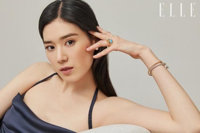 郑恩彩近日为某杂志最新一期拍摄时装写真，靓丽脱俗美感吸引粉丝们注目