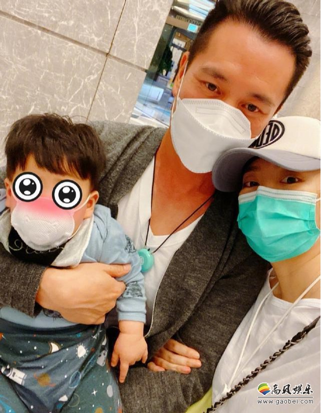 安以轩晒出全家戴口罩照片“戴着口罩眼睛都会笑，一家人团聚继续抗疫”