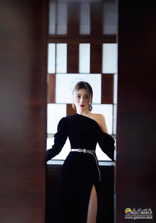 袁姗姗分享空中瑜伽美照，她身着紧身瑜伽服，悬挂在瑜伽绳上S型小蛮腰