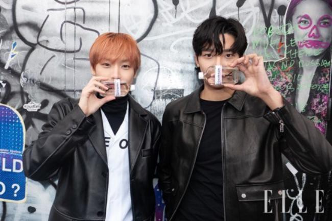 韩国男团SF9成员金路云与金仁诚近日携手为某杂志最新一期拍摄一组写真