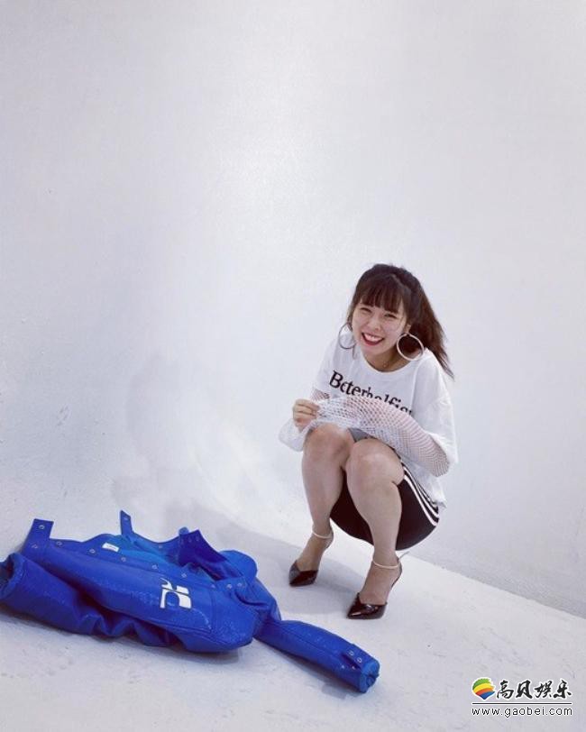 韩国女艺人泫雅近日在SNS发布一组近照，活泼青春气质吸引广大粉丝目光