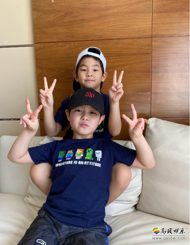 胡可微博晒出儿子安吉和小鱼儿合照，两兄弟在沙发上变换着各种姿势拍照