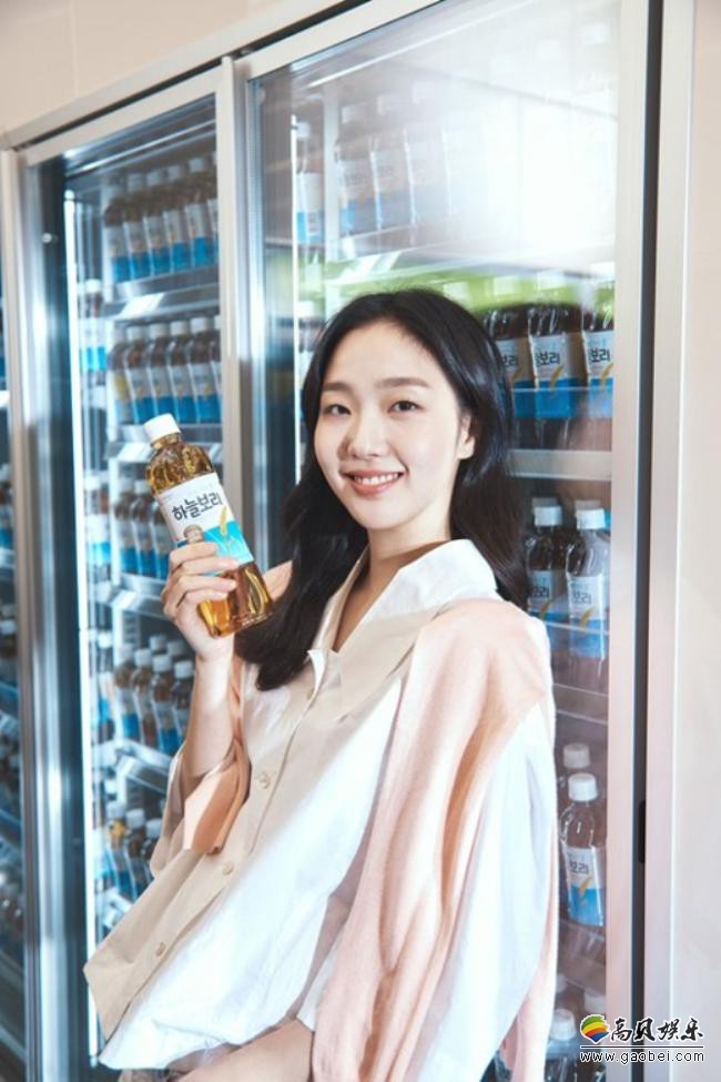 演员金高银代言饮品CF幕后花絮照公开，展示清凉舒适氛围，散发清新魅力