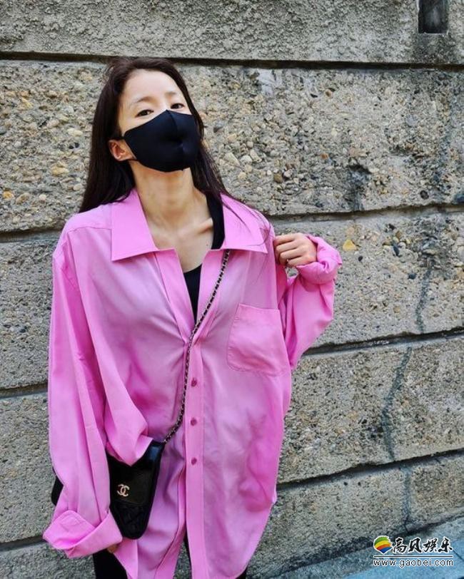 韩国女艺人李诗英发布一组近照，口罩遮面出街造型吸引广大粉丝们的目光
