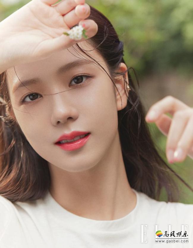 BLACKPINK金智秀(JISOO)新一期杂志写真曝光，小姐姐展示清纯动人美貌