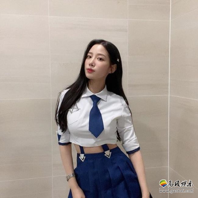 Berry Good成员赵贤发布游戏角色拍摄照，美貌和身材吸引广大粉丝目光