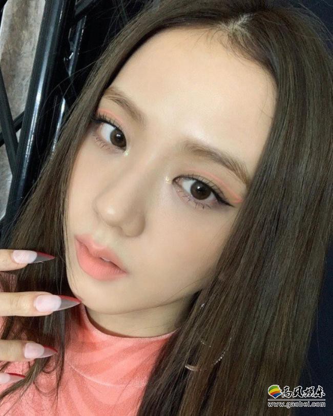 韩国女团BLACKPINK金智秀(JISOO)发布近照，时尚清纯美貌吸引粉丝目光