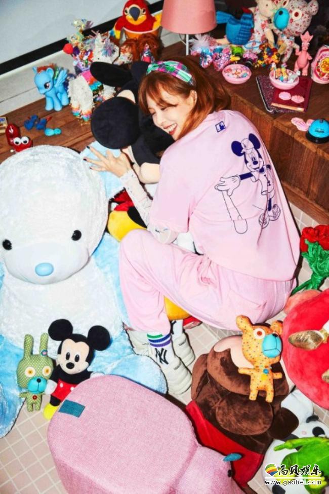 金泫雅最新写真近日曝光：“小野马”日常生活状态！吸引广大粉丝们目光