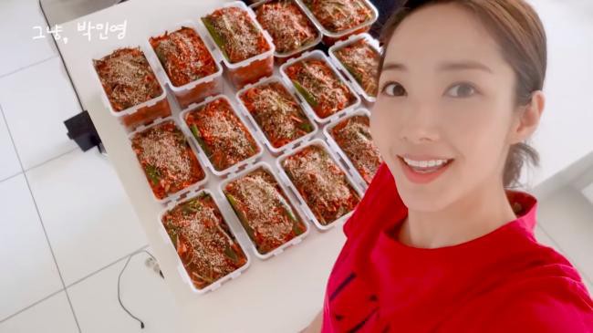 朴敏英在YouTube个人频道Just Parkminyoung分享自己亲手腌制泡菜过程