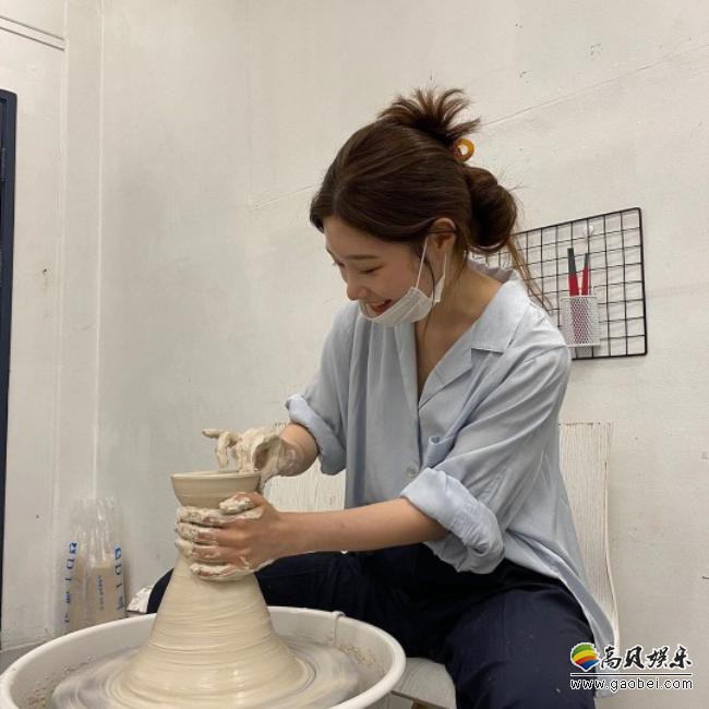 DIA郑采妍发布一组学习陶艺照片，专业＋专注神情吸引了广大粉丝的目光