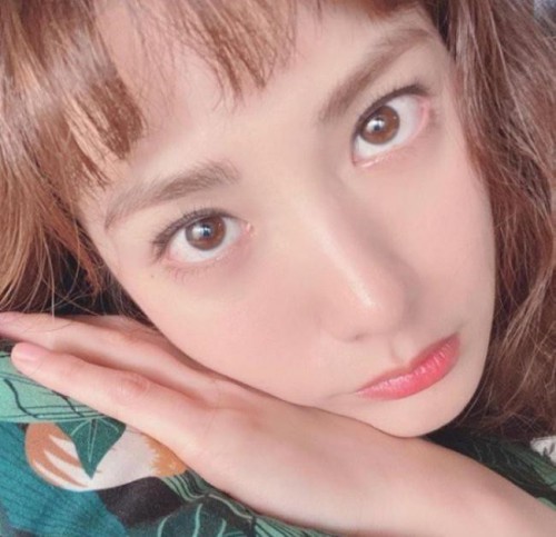 after school林珍娜(nana)发布了床上自拍照,素颜美貌吸引广大粉丝