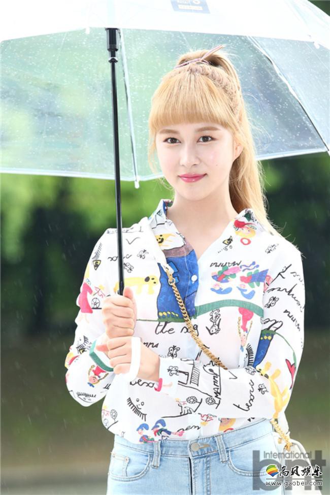 宇宙少女成员任多荣近日现身“下班路”变身愉快少女！散发可爱阳光魅力