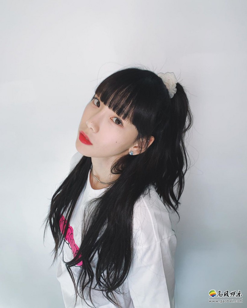 “少女时代”金泰妍在社交平台晒出一组美照，身穿简单字母印花白色T恤