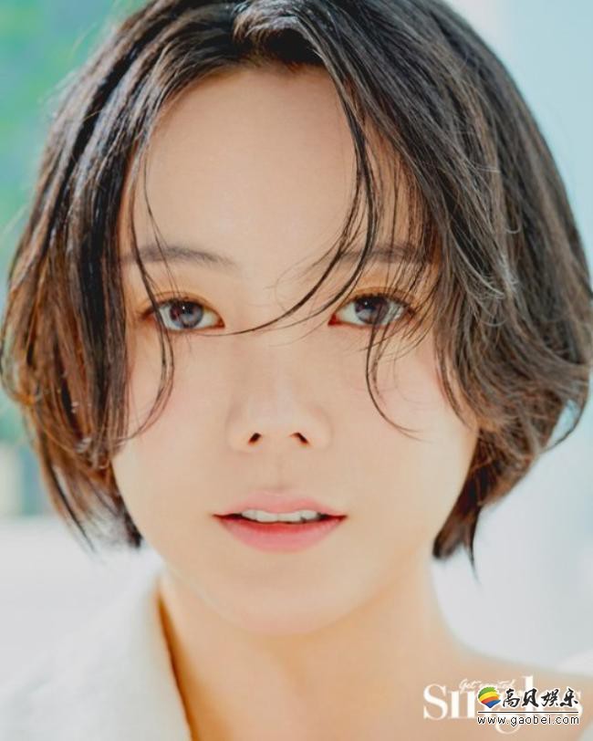 高恩雅受邀为某杂志最新一期拍摄写真，温馨居家＋邻家美女风格吸引眼球