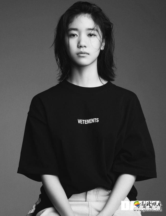 李来近日受邀为某杂志最新一期拍摄写真集，照片中透露出展示出另类气质