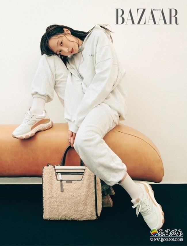 HaNi为某杂志最新一期拍摄“In Locker Room”写真，展现鬼马有趣一面