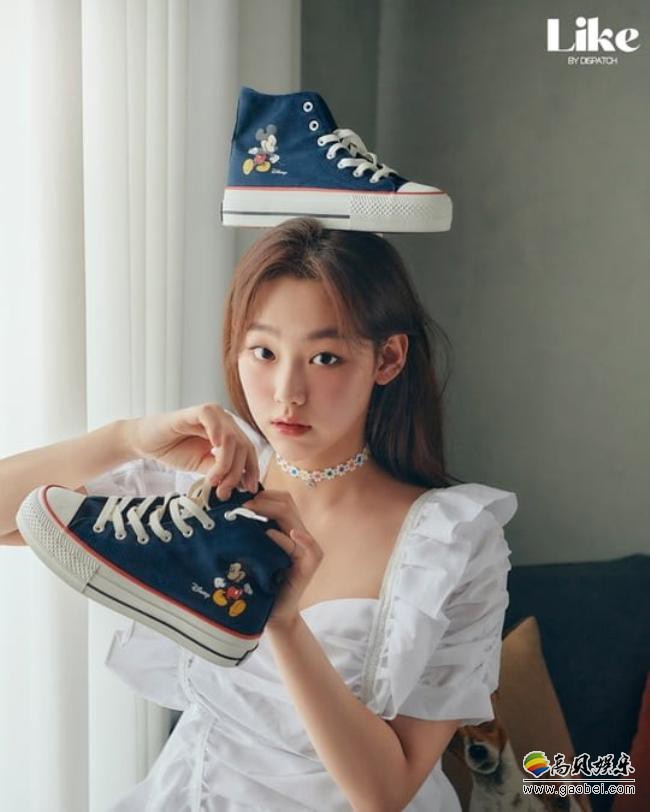 gugudan成员Mina最新杂志写真在网上曝光，青春甜美形象吸引粉丝目光