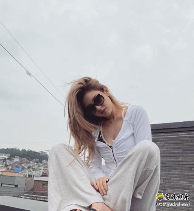 全昭弥(Somi)近日留言“My fav place lately”发布近照，吸引粉丝目光