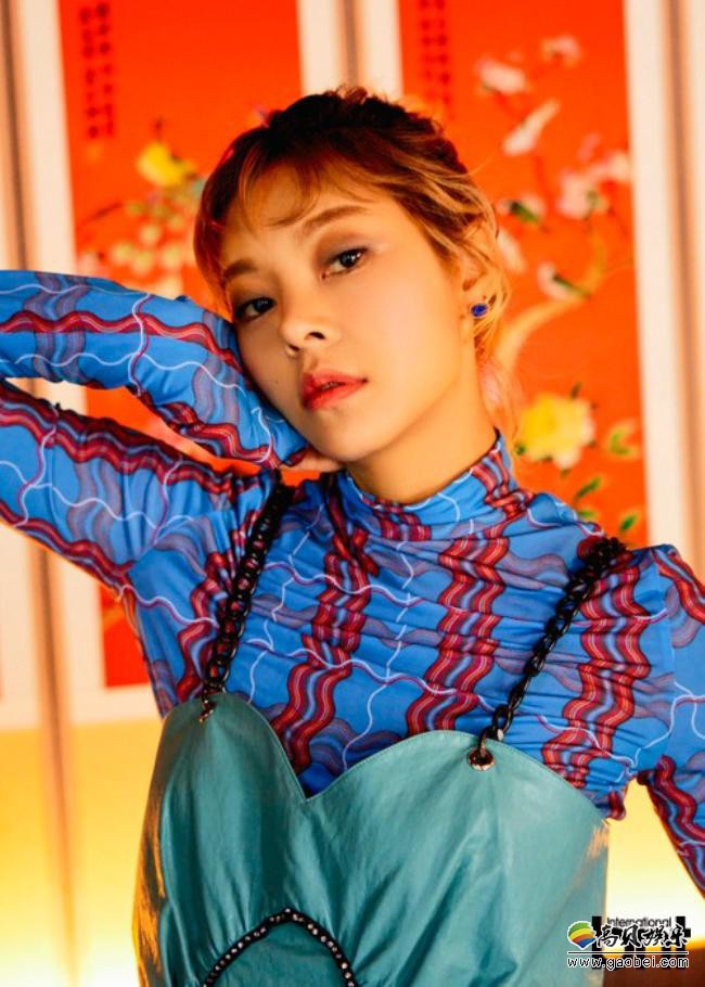 宋海娜为某杂志拍摄最新时装写真，摆出各种慵懒休闲style吸引粉丝们目光