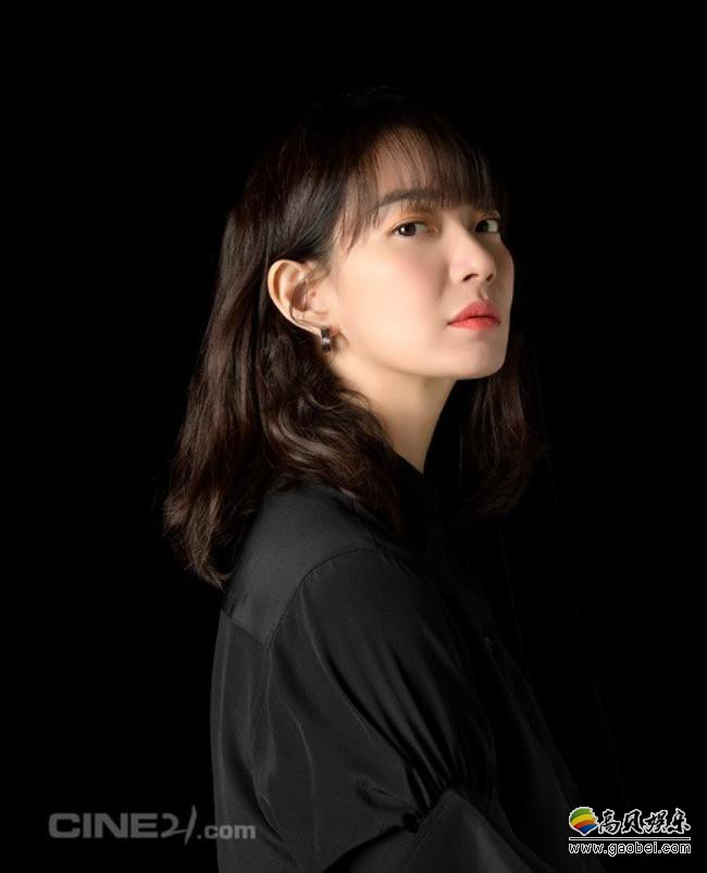申敏儿为某电影杂志最新一期拍摄写真，低调内敛色彩衬托专属于她的气场